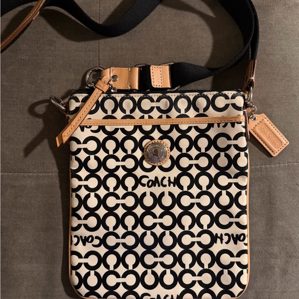 Coach Leah Op Art Swing Pack crossbody. 
Excellent condition.